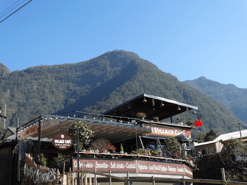 Village Pub & Cafe nhìn bên ngoài