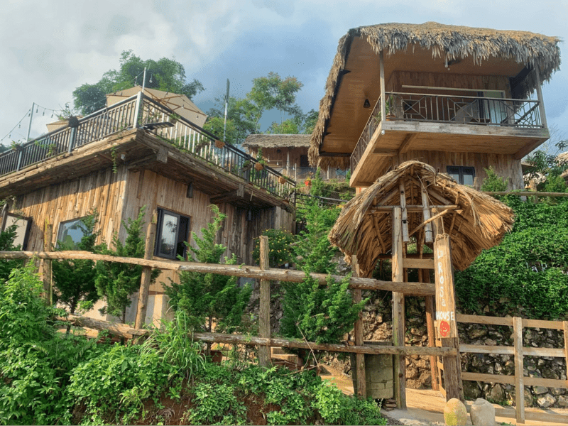 La Rosa House - Food & Drink có thiết kế nhà gỗ mộc mạc