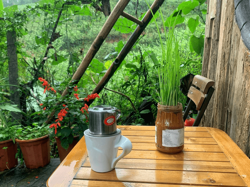 Cà phê tại quán được pha chế theo phương thức truyền thống