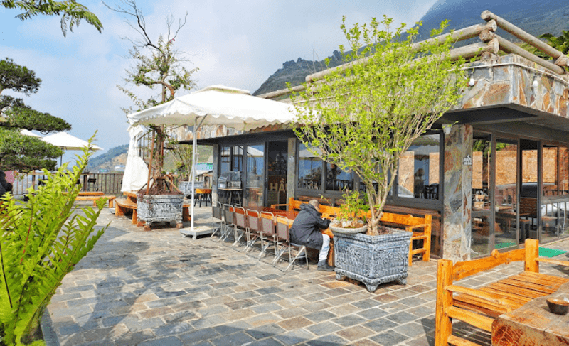 Hầu Thào Villa & Coffee là căn biệt thự khang trang, vững chãi nằm trên đỉnh đồi cao