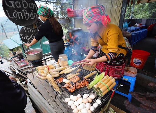 Không gian tấp nập tại quán ăn bình dân