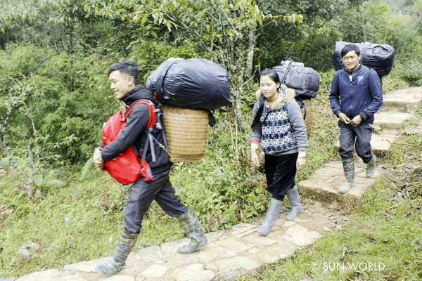 Thuê Porter để đồng hành cùng trong quá trình leo Fansipan để thuận tiện, an toàn 