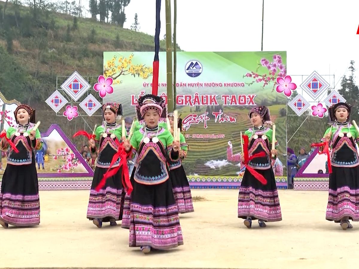 le-hoi-gau-tao-dac-sac-voi-man-bieu-dien-khen-hoa