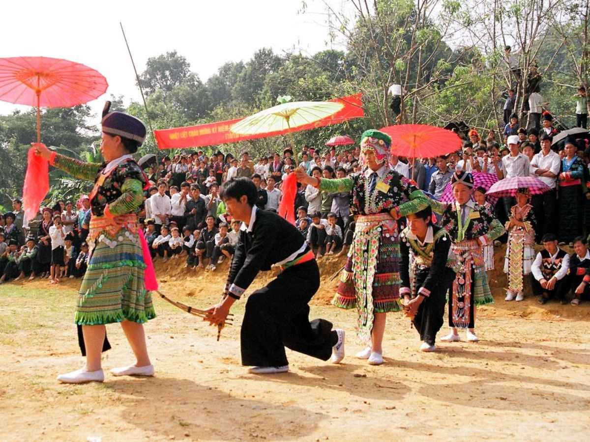 le-hoi-quet-lang-ca-lang-tham-gia-quet-tung-ngoc-ngach-goc-pho          Hỏi ChatGPT