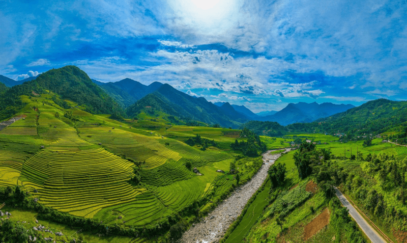 Ruộng bậc thang xem lẫn với những mảng cây cối tươi tốt tại xã Nậm Cang