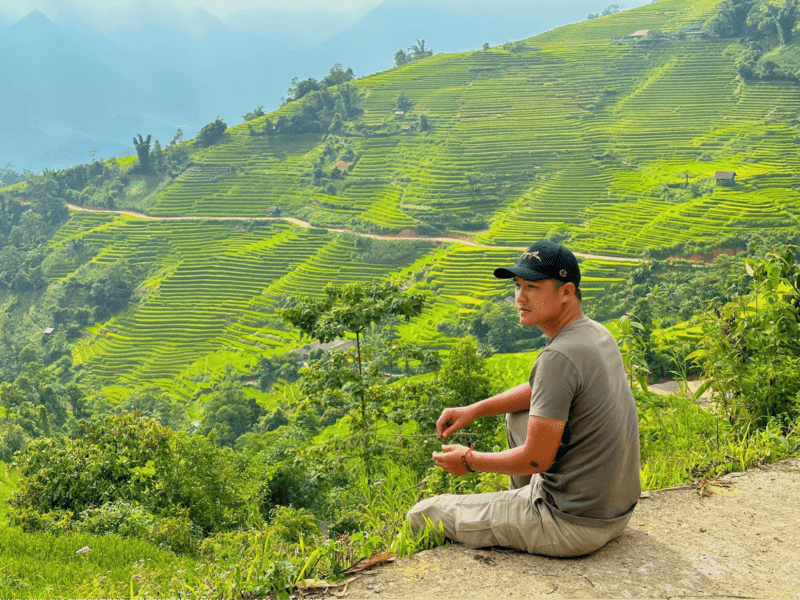 Du khách lưu lại khoảnh khắc yên bình bên những thửa ruộng bậc thang uốn lượn