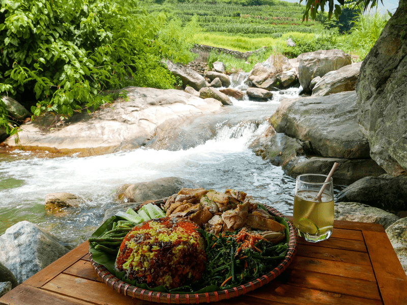 Thưởng thức xôi ngũ sắc và gà nướng bên dòng suối Nậm Cang