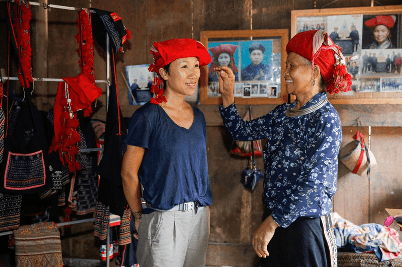 Du khách được đan bản địa đội khăn vấn đầu của người Dao đỏ