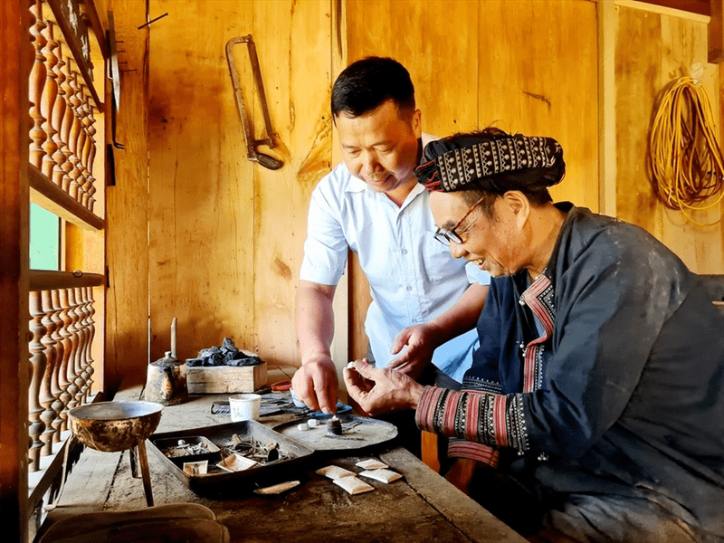 Nghề chạm khắc bạc tại xã Nậm Cang