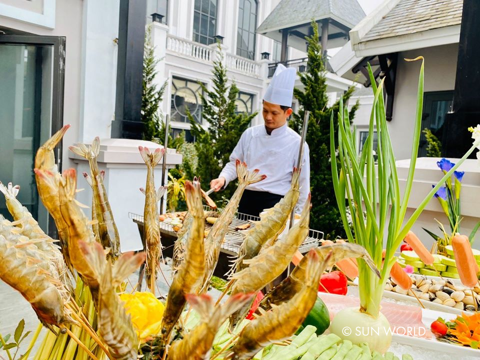 Các món ăn được chế biến bởi đầu bếp địa phương để giữ nguyên vẹn nhất hương vị ẩm thực Tây Bắc