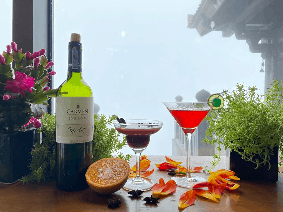 Thực khách cũng có thể chọn cho mình những chỗ ngồi cạnh cửa sổ để ngắm nhìn vẻ đẹp của dãy núi Hoàng Liên Sơn hùng vỹ