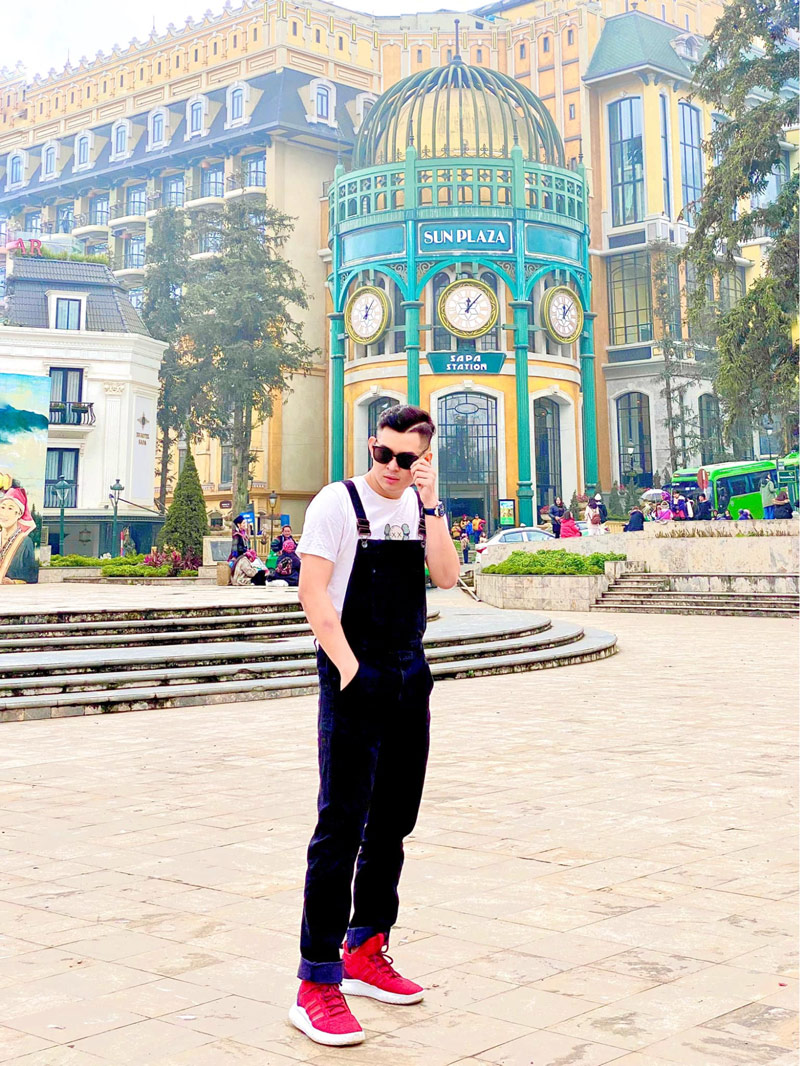 Du khách nam tạo dạng cực ngầu tại khu vực gần sân khấu của quảng trường