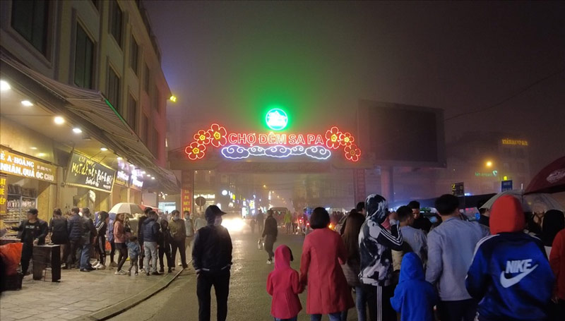 Chợ đêm Sa Pa tấp nập du khách đến mua sắm, ăn uống và vui chơi