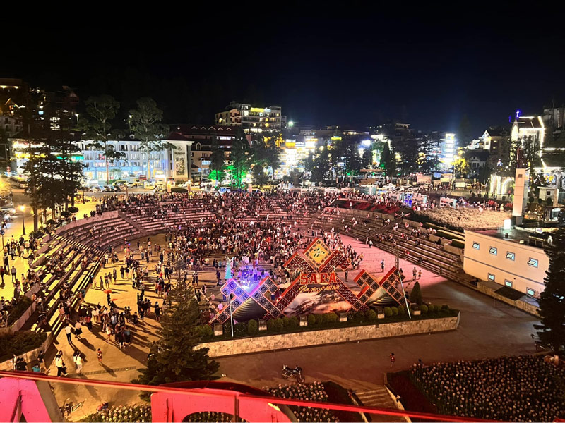 Không khí tại sự kiện văn hoá chợ tình Sa Pa được tổ chức tại quảng trường trung tâm Sa Pa