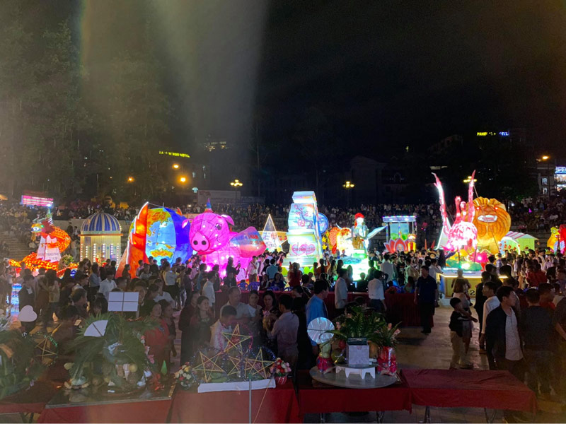 Đêm hội trung thu hoành tráng tại quảng trường Sa Pa