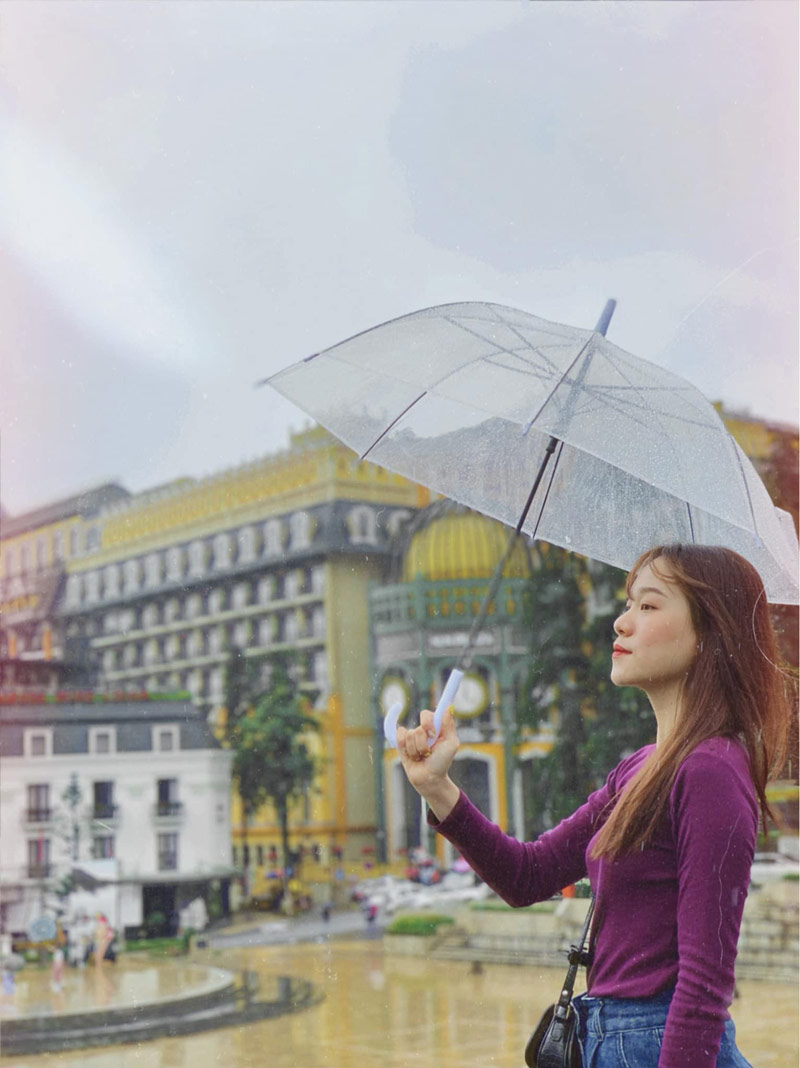 Du khách nữ chụp ảnh tại quảng trường trung tâm Sa Pa