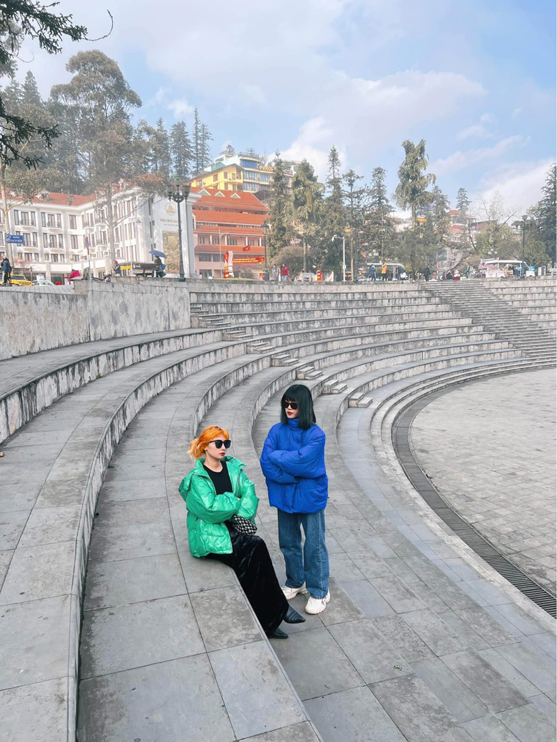 Những bậc thang trải dài tít tắp tại quảng trường là địa điểm check in được nhiều bạn trẻ lựa chọn