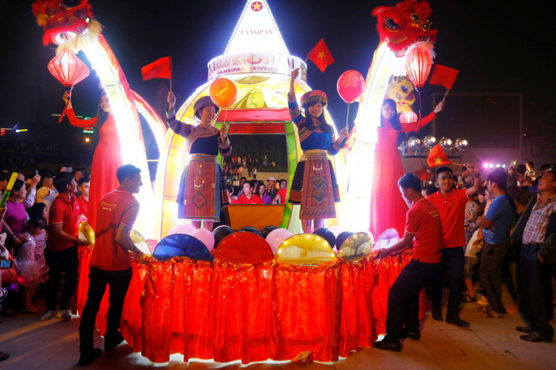 Không khí vui nhộn vào đêm hội trăng rằm tại quảng trường Sa Pa