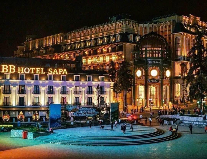 Du khách có thể đi bộ từ trung tâm ra quảng trường Sa Pa vì hai địa điểm này khá gần nhau