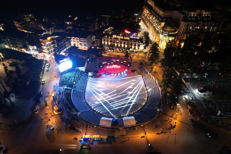 Quảng trường trung tâm Sa Pa rực sáng một khoảng trời vào buổi tối