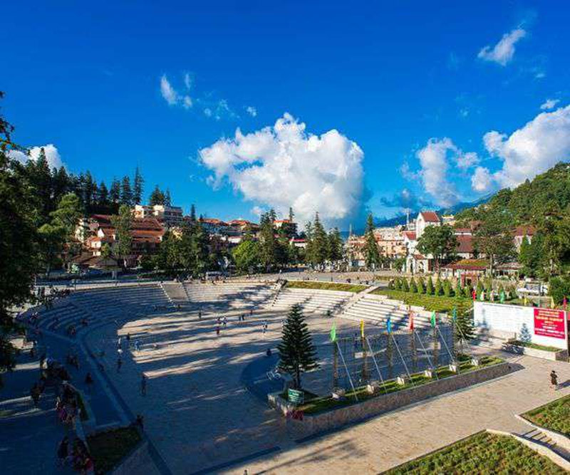 Ghé thăm quảng trường Sa Pa vào sáng sớm để tận hưởng không khí mát mẻ và trong lành