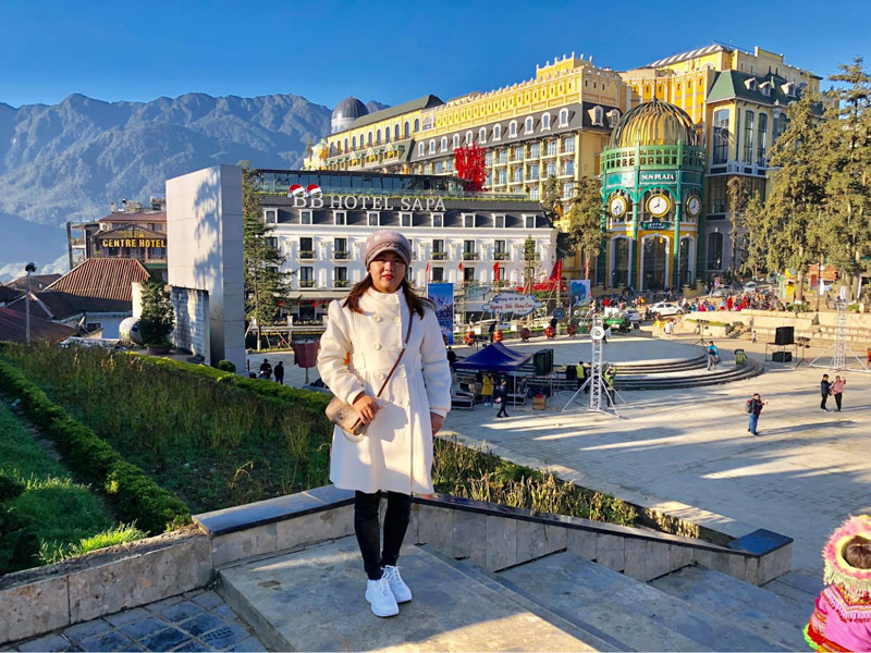 Tại vị trí trước quảng trường, du khách chỉ cần tạo dáng là đã có ngay bức ảnh nên thơ