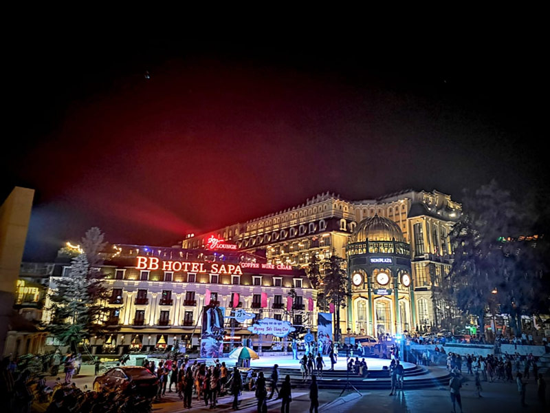 Du khách có thể hoà mình vào các hoạt động văn nghệ sôi động tại quảng trường Sa Pa