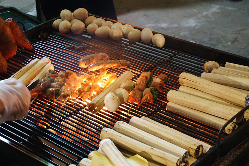 Du khách có thể thưởng thức ẩm thực đường phố và trải nghiệm văn hoá địa phương ngay tại quảng trường