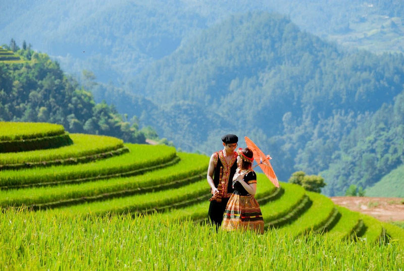 Cặp đôi trẻ diện bộ trang phục dân tộc truyền thống chụp ảnh tại ruộng bậc thang