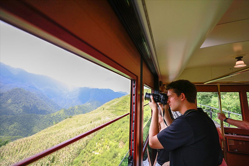 Du khách hướng ống kính máy ảnh về phía ruộng bậc thang Mường Hoa