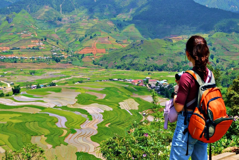 Du khách nữ ngắm nhìn khung cảnh nương rẫy dưới nắng hè