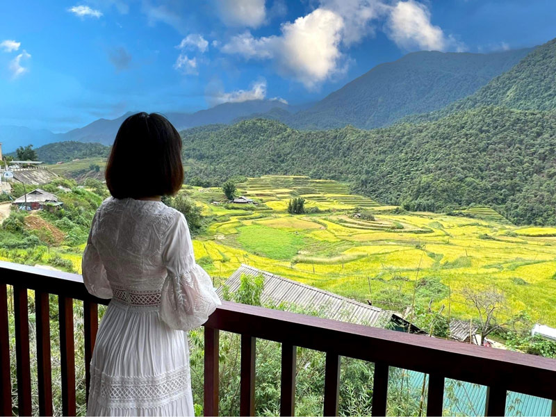 Ngắm nhìn toàn cảnh bản Sín Chải từ góc ban công trên cao