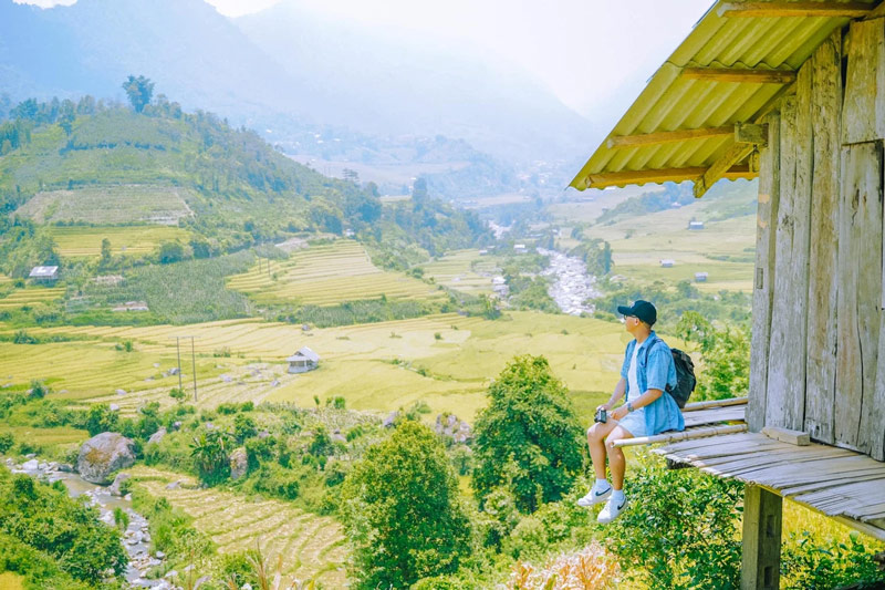 Bạn có thể trải nghiệm cảm giác ngồi trên sàn nhà và dõi mắt về đồng lúa chín rộ