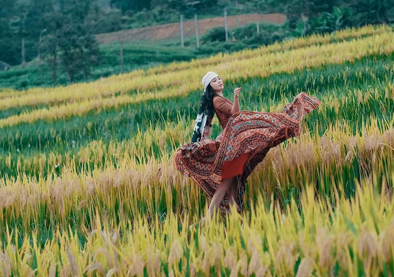 Tư thế tung váy đậm chất phóng khoáng và hoang dại của núi rừng