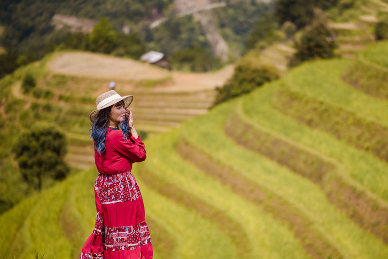 Váy maxi dáng dài họa tiết boho kết hợp cùng mũ rộng vành che nắng