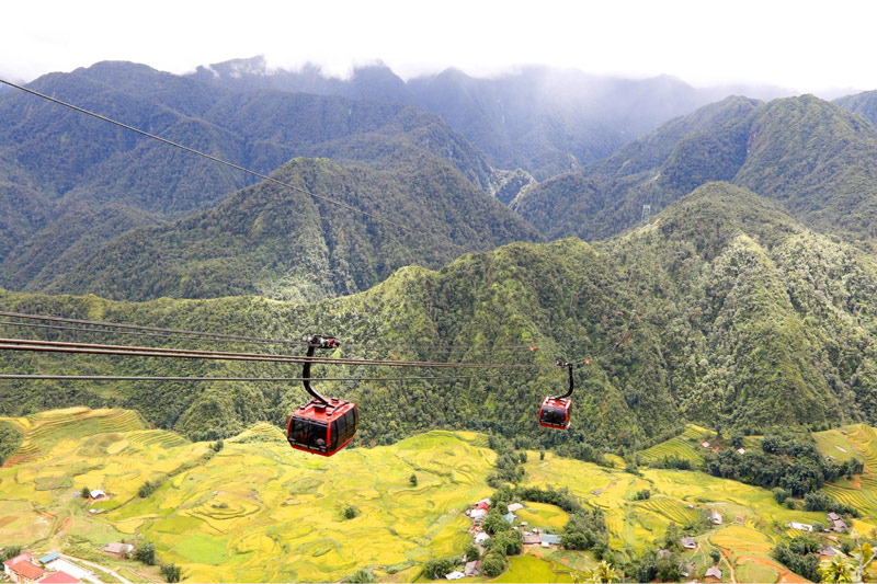 Bạn nên lựa chọn cáp treo di chuyển lên đỉnh Fansipan để ngắm được khung cảnh đồi núi tuyệt đẹp từ trên cao