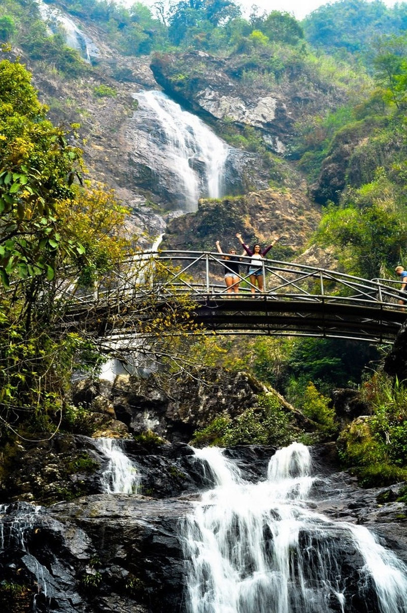 Du khách thích thú check-in tại cây cầu vắt qua Thác Bạc