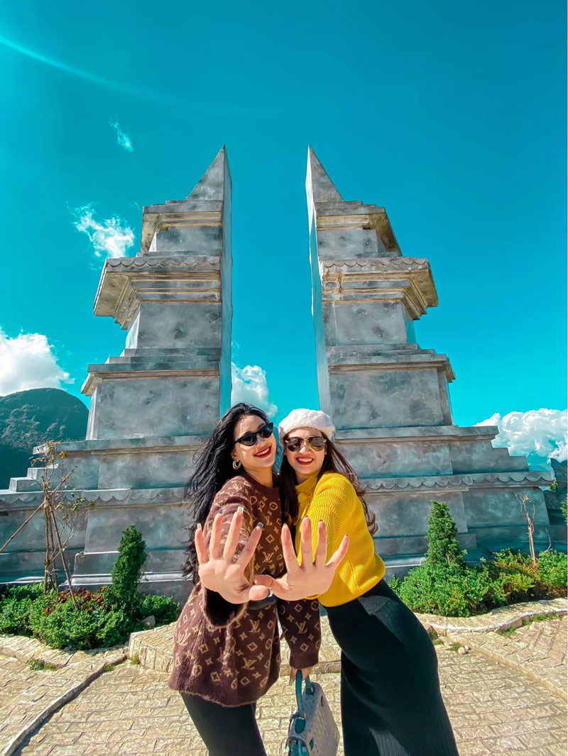 Tạo dáng chụp hình cùng bạn bè trước cổng trời lấy cảm hứng từ Cổng trời Bali 