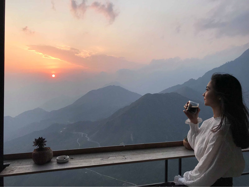 Du khách thưởng thức trà và ngắm hoàng hôn tại đèo Ô Quy Hồ