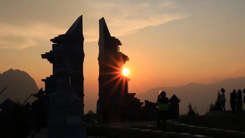 Khung cảnh hoàng hôn lãng mạn từ khu vực Cổng trời Ô Quy Hồ