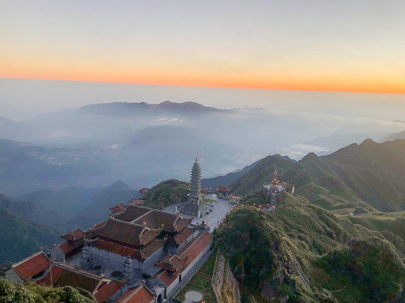 Quần thể các công trình tâm linh và núi rừng bao la tại đỉnh Fansipan nhìn từ trên cao