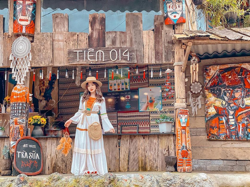 Du lịch Sa Pa vào mùa đông, bạn có thể lựa chọn phong cách bohemian với set váy dài chạm gót có họa tiết cầu kỳ