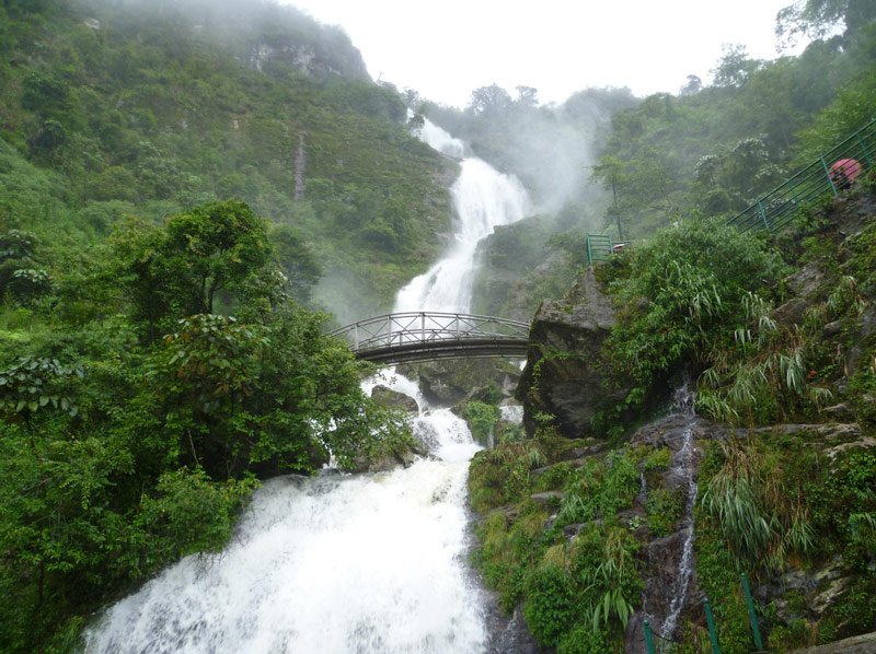 Khu vực thác xếp tầng như những dải lụa trắng vắt qua sườn núi