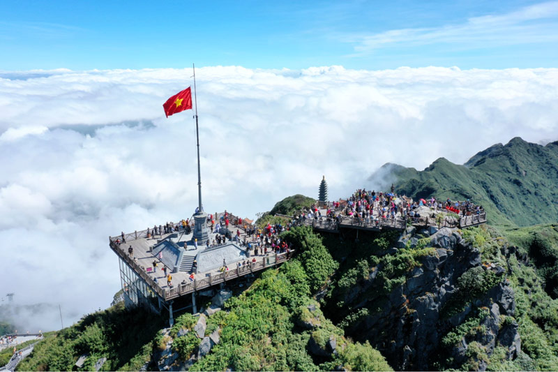 Toàn cảnh khu vực cột mốc độ cao và cột cờ trên đỉnh Fansipan