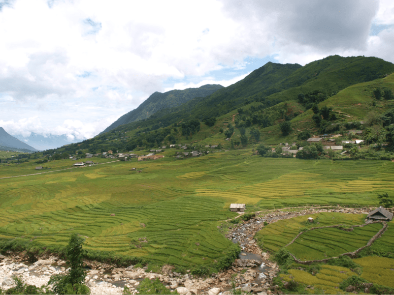 Thung lũng rộng lớn, bao quanh là núi xanh và cánh đồng trải dài tít tắp