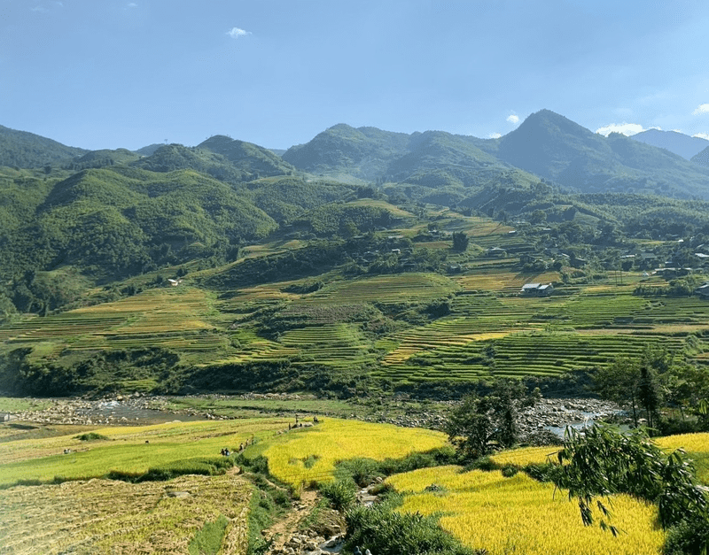 Giữa thung lũng là dòng suối Mường Hoa