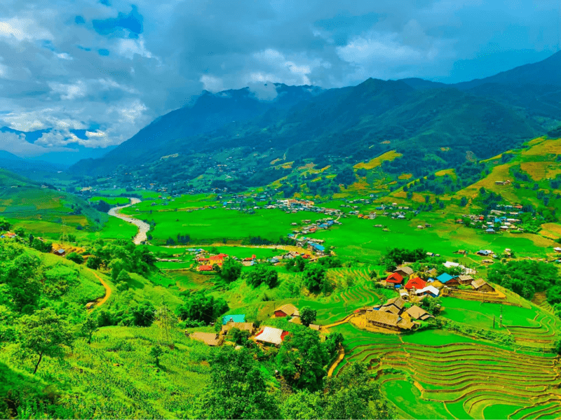 Bản làng nhỏ xinh đẹp giữa núi rừng Tây Bắc hùng vĩ là điểm đến không thể bỏ qua khi đi Sa Pa mùa hè
