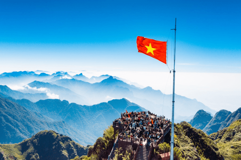 Rất nhiều khách du lịch tới đỉnh Fansipan vào mùa hè