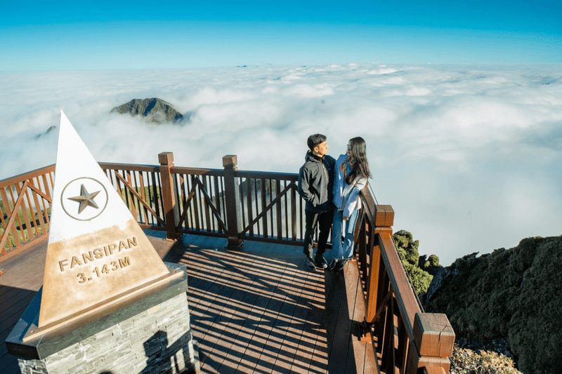 Du khách check-in với biển mây bồng bềnh tại đỉnh Fansipan
