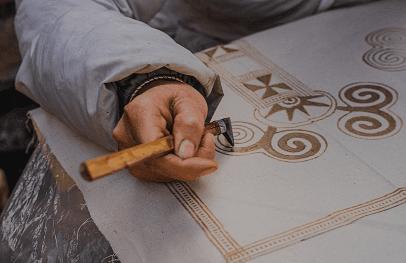 Kỹ thuật vẽ tranh Batik trên vải của người dân tộc Mông